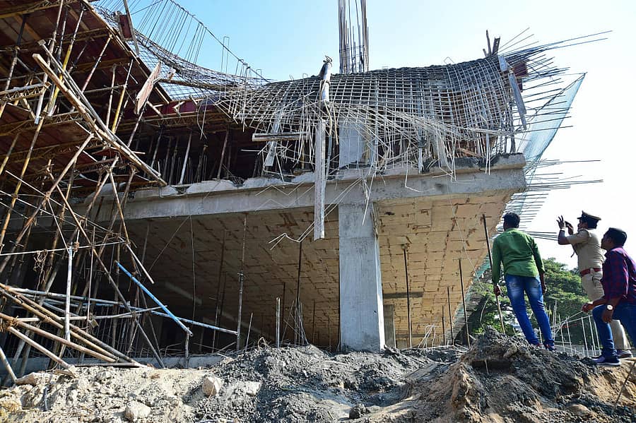 ಕಟ್ಟಡದ ಸೆಂಟ್ರಿಂಗ್ ಕುಸಿದಿರುವುದು