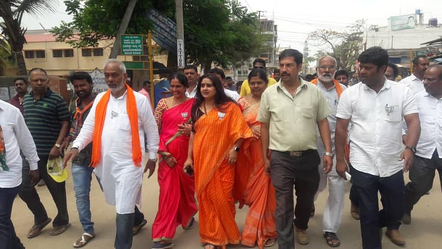 ಹಾಸನದಲ್ಲಿ ನಟಿ ಮಾಳವಿಕ ಅವಿನಾಶ್ ಅವರು ಬಿಜೆಪಿ ಅಭ್ಯರ್ಥಿ ಎ.ಮಂಜು ಪರ ಪ್ರಚಾರ ನಡೆಸಿದರು.