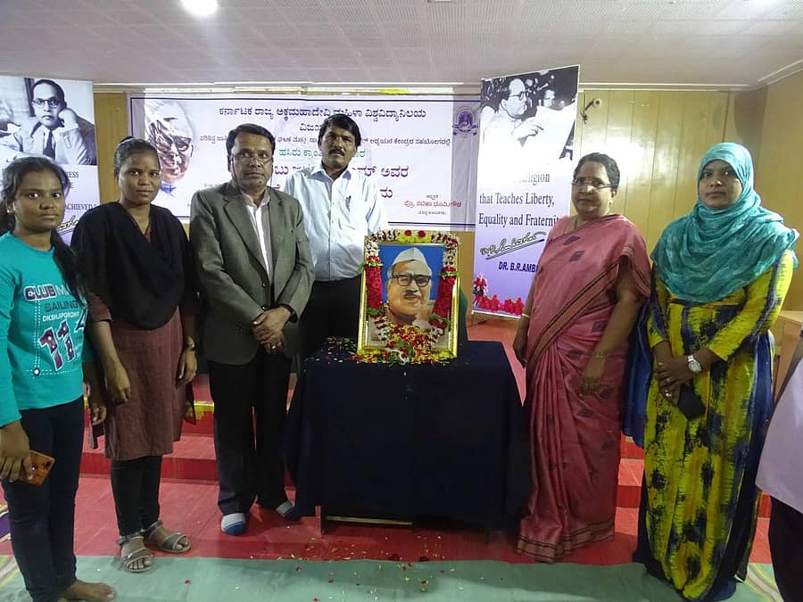 ಅಕ್ಕಮಹಾದೇವಿ ಮಹಿಳಾ ವಿಶ್ವವಿದ್ಯಾನಿಲಯದಲ್ಲಿ ಈಚೆಗೆ ನಡೆದ ಡಾ.ಬಾಬು ಜಗಜೀವನರಾಂ ಅವರ 112ನೇ ಜಯಂತಿಯಲ್ಲಿ ಕಲಬುರ್ಗಿ ವಿಶ್ವವಿದ್ಯಾಲಯದ ಕನ್ನಡ ಅಧ್ಯಯನ ಸಂಸ್ಥೆಯ ಪ್ರಾಧ್ಯಾಪಕ ಪ್ರೊ.ಎಚ್.ಟಿ.ಪೋತೆ, ಮಹಿಳಾ ವಿ.ವಿ.ಕುಲಪತಿ ಪ್ರೊ.ಸಬಿಹಾ ಭೂಮಿಗೌಡ, ಪರಿಶಿಷ್ಟ ಜಾತಿ ಮತ್ತು ಪರಿಶಿಷ್ಟ ಪಂಗಡ ಘಟಕದ ನಿರ್ದೇಶಕ ಸಕ್ಪಾಲ ಹೂವಣ್ಣ ಇದ್ದಾರೆ