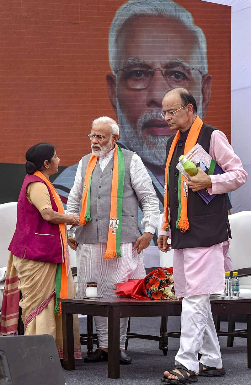 ಪ್ರಣಾಳಿಕೆ ಬಿಡುಗಡೆ ನಂತರ ವಿದೇಶಾಂಗ ಸಚಿವೆ ಸುಷ್ಮಾ ಸ್ವರಾಜ್ ಅವರು ಪ್ರಧಾನಿ ಮೋದಿ ಜತೆ ಮಾತುಕತೆ ನಡೆಸಿದರು. ಹಣಕಾಸು ಸಚಿವ ಅರುಣ್ ಜೇಟ್ಲಿ ಇದ್ದರು –ಪಿಟಿಐ ಚಿತ್ರ