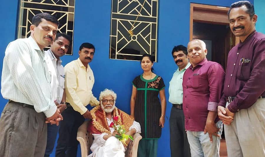 ಹೊನ್ನಾವರ ತಾಲ್ಲೂಕು ಒಂಬತ್ತನೇ ಕನ್ನಡ ಸಾಹಿತ್ಯ ಸಮ್ಮೇಳನದ ಅಧ್ಯಕ್ಷರಾಗಿ ಆಯ್ಕೆಯಾದ ಪ್ರೊ.ಶ್ರೀಪಾದ ಹೆಗಡೆ ಕಣ್ಣಿ ಅವರನ್ನು ಕ.ಸಾ.ಪ. ಪದಾಧಿಕಾರಿಗಳು ಅಭಿನಂದಿಸಿದರು