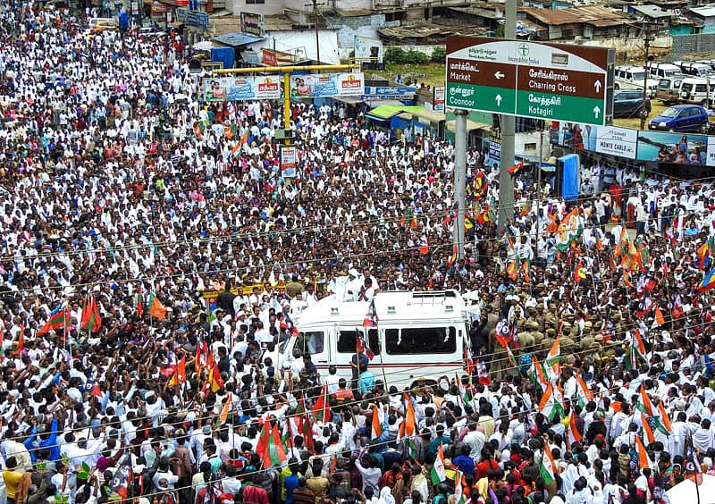 ತಮಿಳುನಾಡು ಮುಖ್ಯಮಂತ್ರಿ ಇ.ಕೆ.ಪಳನಿಸ್ವಾಮಿ ಅವರು ಸೋಮವಾರ ಊಟಿಯಲ್ಲಿ ಪ್ರಚಾರ ನಡೆಸಿದರು. –ಪಿಟಿಐ ಚಿತ್ರ