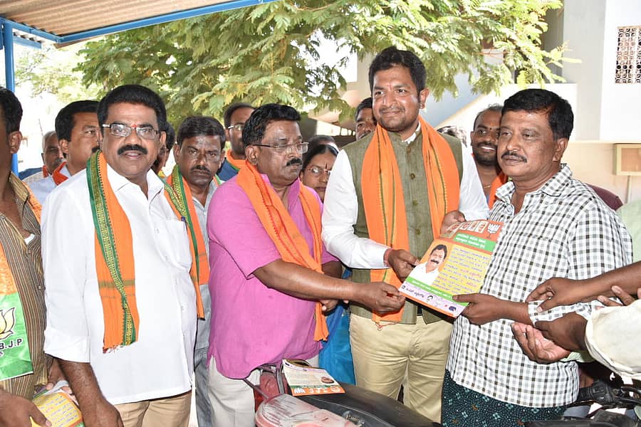 ನಗರದಲ್ಲಿ ಬಿಜೆಪಿ ಯುವ ಮೋರ್ಚಾ ರಾಜ್ಯ ಘಟಕದ ಪ್ರಧಾನ ಕಾರ್ಯದರ್ಶಿ ಶರತ್ ಬಚ್ಚೇಗೌಡ ಅವರು ಮನೆಮನೆಗೆ ತೆರಳಿ ಮತಯಾಚನೆ ಮಾಡಿದರು.