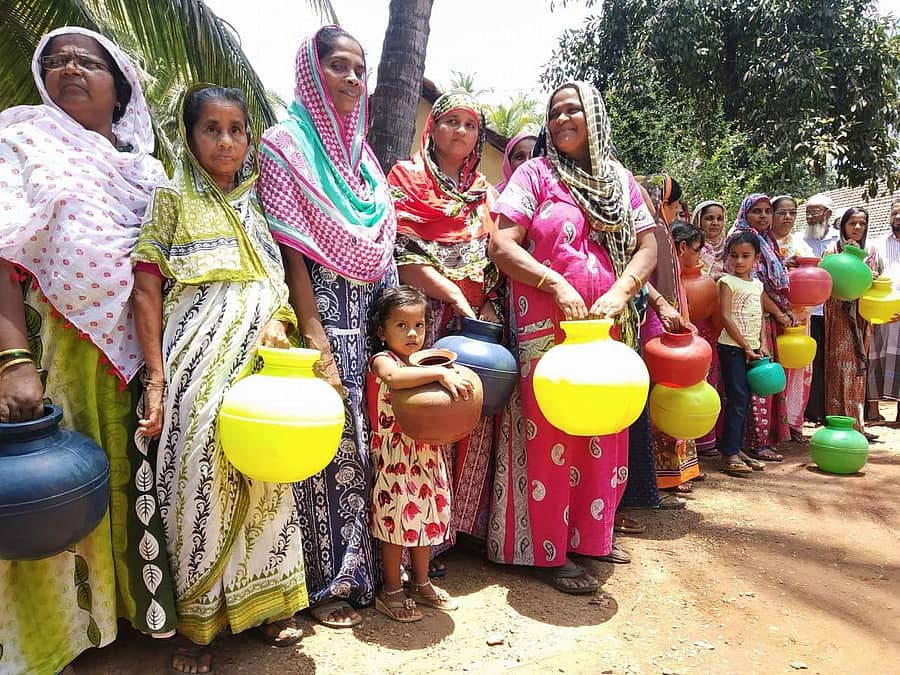 ನೀರಿಗಾಗಿ ಕೊಡ ಹಿಡಿದು ನಿಂತಿರುವ ಕಾರವಾರ ತಾಲ್ಲೂಕಿನ ಚಿತ್ತಾಕುಲಾ ಗ್ರಾಮ ಪಂಚಾಯ್ತಿ ವ್ಯಾಪ್ತಿಯ ನಾಖುದಾ ಮೊಹಲ್ಲಾದ ನಿವಾಸಿಗಳು