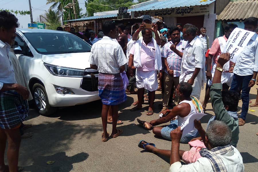 ಶಿರಾ ತಾಲ್ಲೂಕಿನ ಲಕ್ಕನಹಳ್ಳಿ ಗ್ರಾಮದಲ್ಲಿ ಮಂಗಳವಾರ ಕುಡಿಯುವ ನೀರಿಗಾಗಿ ಆಗ್ರಹಿಸಿ ಶಾಸಕ ಬಿ.ಸತ್ಯನಾರಾಯಣ ಅವರ ಕಾರು ತಡೆದು ಪ್ರತಿಭಟನೆ ನಡೆಸಲಾಯಿತು