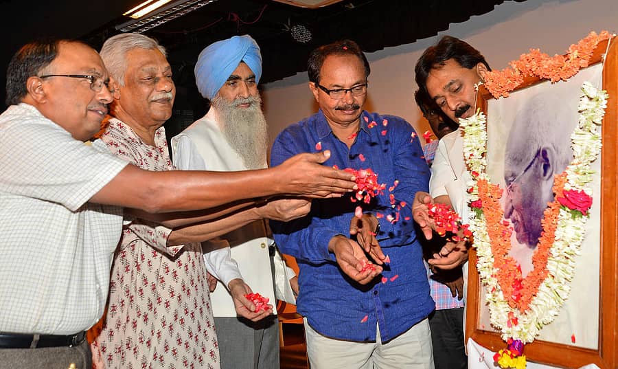 ಗಾಂಧೀಜಿ ಅವರ ಭಾವಚಿತ್ರಕ್ಕೆ ಪುಷ್ಪ ನಮನ ಸಲ್ಲಿಸಲಾಯಿತು. (ಎಡದಿಂದ) ಕರ್ನಾಟಕ ಚಲನಚಿತ್ರ ಅಕಾಡೆಮಿ ರಿಜಿಸ್ಟ್ರಾರ್ ಎಚ್.ಬಿ. ದಿನೇಶ್, ಭಾರತೀಯ ವಿದ್ಯಾಭವನದ ನಿರ್ದೇಶಕ ಎಚ್.ಎನ್.ಸುರೇಶ್, ಚಿರಂಜೀವಿ ಸಿಂಗ್, ನಾಗತಿಹಳ್ಳಿ ಚಂದ್ರಶೇಖರ ಮತ್ತು ವೂಡೆ ಪಿ.ಕೃಷ್ಣ ಅವರು ಇದ್ದರು- ಪ್ರಜಾವಾಣಿ ಚಿತ್ರ