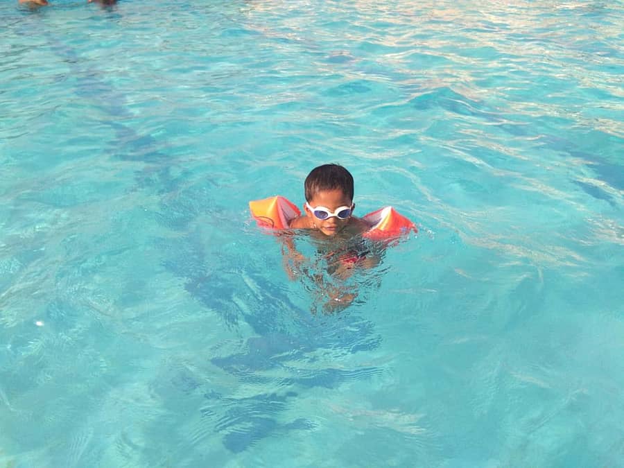 ಆರು ವರ್ಷದ ಬಾಲಕ ಓಂಕಾರ ಕೀರ್ತೆಪ್ಪನವರ್ ಈಜು ಕಲಿಯುತ್ತಿರುವುದು