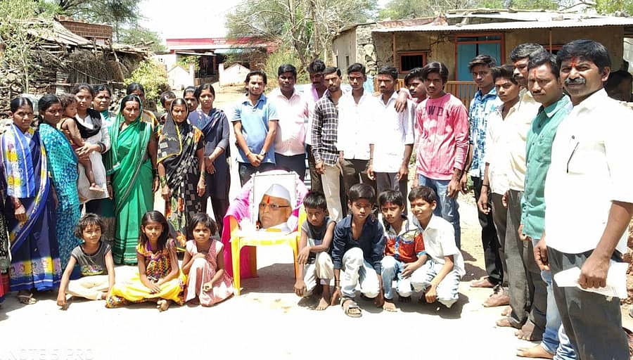 ಬೀದರ್ ತಾಲ್ಲೂಕಿನ ಅಲಿಯಂಬರ್ ಗ್ರಾಮದಲ್ಲಿ ವಿಧಾನ ಪರಿಷತ್ ಮಾಜಿ ಮುಖ್ಯ ಸಚೇತಕ ವಿಠ್ಠಲ ಹೇರೂರ ಜಯಂತಿ ಪ್ರಯುಕ್ತ ಹೇರೂರ ಅವರ ಭಾವಚಿತ್ರಕ್ಕೆ ಪೂಜೆ ಸಲ್ಲಿಸಲಾಯಿತು