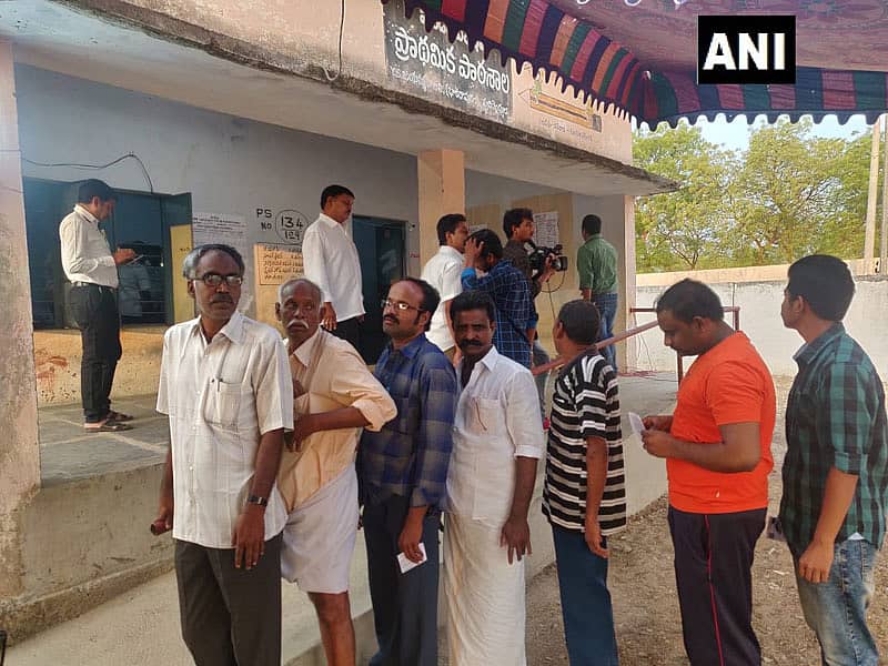 ಆಂಧ್ರದ ಪುಲಿವೆಂದಲ ಲೋಕಸಭಾ ಕ್ಷೇತ್ರ ವ್ಯಾಪ್ತಿಯ ಮತಗಟ್ಟೆಯಲ್ಲಿ ಬೆಳಗ್ಗೆ 7 ಗಂಟೆಗೆ ಮತದಾನ ಮಾಡಲು ಸಾರ್ವಜನಿಕರು ಸಾಲುಗಟ್ಟಿ ನಿಂತಿದ್ದರು.
