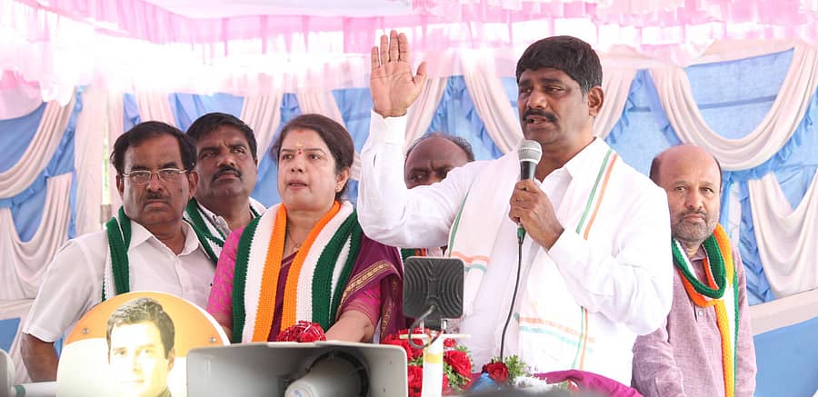 ಪ್ರಚಾರ ಸಭೆಯಲ್ಲಿ ಕಾಂಗ್ರೆಸ್‌ ಅಭ್ಯರ್ಥಿ ಡಿ.ಕೆ. ಸುರೇಶ್ ಮಾತನಾಡಿದರು. ಶಾಸಕಿ ಅನಿತಾ ಕುಮಾರಸ್ವಾಮಿ ಜೊತೆಗಿದ್ದರು