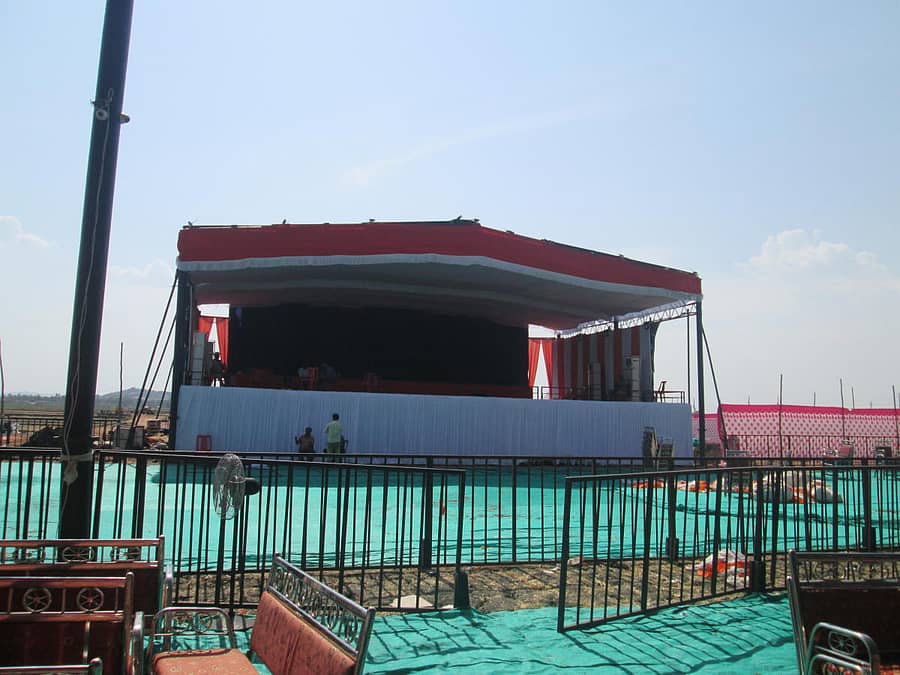 ಗಂಗಾವತಿಯ ರಾಯಚೂರು ರಸ್ತೆಯಲ್ಲಿ ಪ್ರಧಾನಿ ಮೋದಿ ಪಾಲ್ಗೊಳ್ಳಲಿರುವ ಸಮಾವೇಶಕ್ಕೆ ಸಿದ್ಧಗೊಳ್ಳುತ್ತಿರುವ ವೇದಿಕೆ