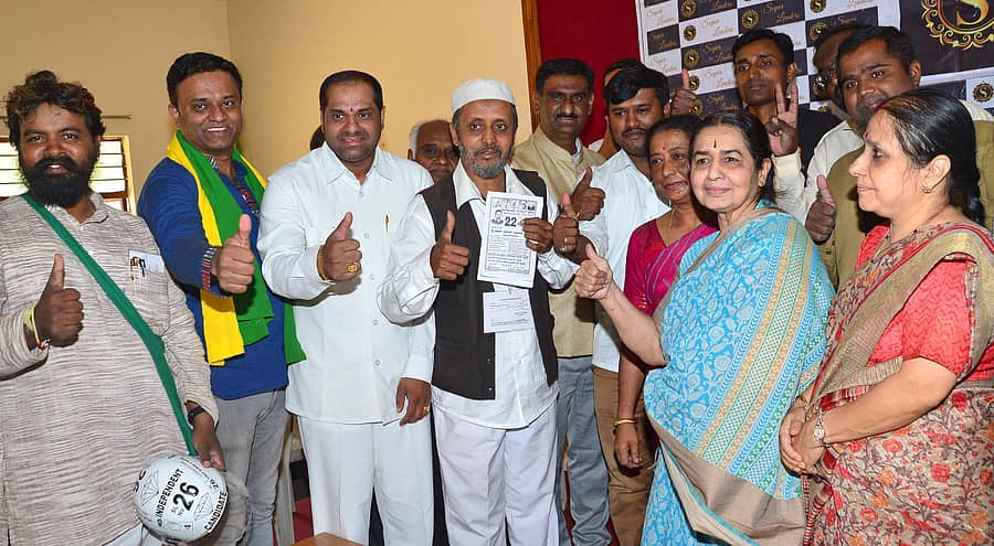 ಪ್ರಜಾ ಜಾಗೃತಿ ಸಮಿತಿ ಸದಸ್ಯರಾದ ವಿನುತಾ ಮೂಲ (ಬಲದಿಂದ ಎರಡನೆಯವರು) ಪಕ್ಷೇತರ ಅಭ್ಯರ್ಥಿಗಳಾದ ವಿ.ವಿನಯ್ ಕುಮಾರ್ ನಾಯಕ್, ಭಾನು ಪ್ರಕಾಶ್, ಚೇತನ್ ಚಮನ್, ಸಯ್ಯದ್ ಆಸಿಫ್ ಬುಖಾರಿ, ಜೆನಿಫರ್ ಜೆ ರಸೆಲ್, ಸಿ.ಪ್ರಶಾಂತ್ ಅವರಿಗೆ ಶುಭಕೋರಿದರು. ಸಮಿತಿ ಸದಸ್ಯರಾದ ಜಗನ್ನಾಥ್ ರಾವ್, ಸುಮಿತ್ರಾ, ಜಯಶ್ರೀ ಇದ್ದರು-ಪ್ರಜಾವಾಣಿ ಚಿತ್ರ