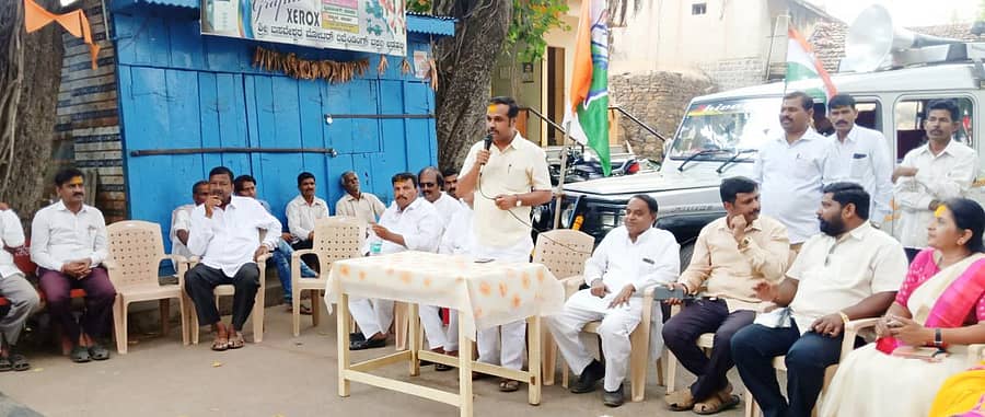 ಅಥಣಿ ತಾಲ್ಲೂಕಿನ ಅಡ್ಡಹಳ್ಳಿ ಗ್ರಾಮದಲ್ಲಿ ಶಾಸಕ ಗಣೇಶ ಹುಕ್ಕೇರಿ ತಮ್ಮ ತಂದೆ ಪ್ರಕಾಶ ಹುಕ್ಕೇರಿ ಪರ ಮತಯಾಚಿಸಿದರು