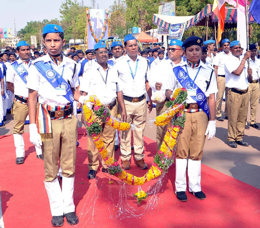 ಸಮತಾ ಸೈನಿಕ ದಳದ ಕಾರ್ಯಕರ್ತರು ಡಾ.ಅಂಬೇಡ್ಕರ್‌ ಪ್ರತಿಮೆಗೆ ಗೌರವ ವಂದನೆ ಸಲ್ಲಿಸಿದರು
