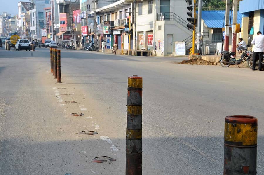 ಚಿಕ್ಕಮಗಳೂರಿನ ಮಲ್ಲಂದೂರು ರಸ್ತೆಯಲ್ಲಿ ವಿಭಜಕಗಳು ಕಿತ್ತು ಹೋಗಿರುವುದು. ಪ್ರಜಾವಾಣಿ ಚಿತ್ರ/ಎ.ಎನ್.ಮೂರ್ತಿ