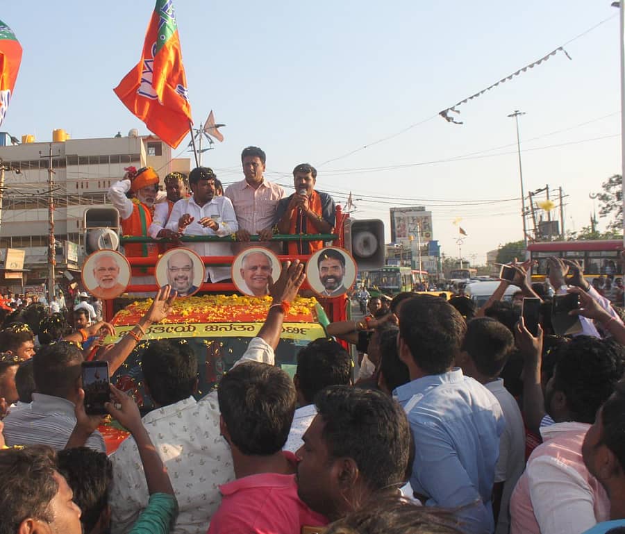 ಕೋಲಾರದಲ್ಲಿ ಲೋಕಸಭಾ ಚುನಾವಣೆ ಬಿಜೆಪಿ ಅಭ್ಯರ್ಥಿ ಎಸ್.ಮುನಿಸ್ವಾಮಿ ಪರ ಭಾನುವಾರ ಸಂಜೆ ನಡೆದ ರೋಡ್ ಶೋನಲ್ಲಿ ಮಾಜಿ ಶಾಸಕರಾದ ಡಾ.ಎಂ.ಸಿ.ಸುಧಾಕರ್, ಕೊತ್ತೂರು ಜಿ.ಮಂಜುನಾಥ್ ಮತಯಾಚನೆ ಮಾಡಿದರು.