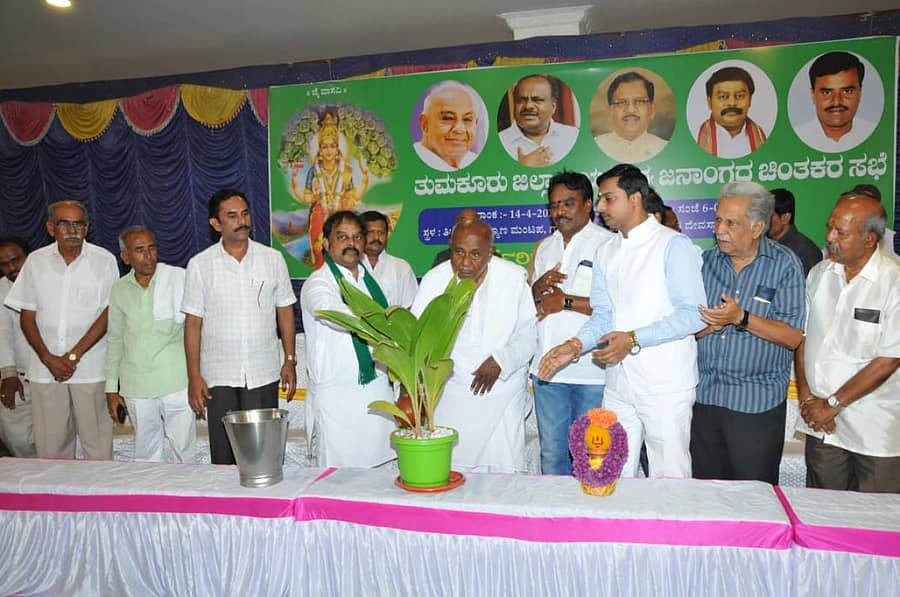 ಭಾನುವಾರ ತುಮಕೂರು ಜಿಲ್ಲಾ ಆರ್ಯವೈಶ್ಯ ಜನಾಂಗದ ಚಿಂತಕರ ಸಭೆಯನ್ನು ಎಚ್.ಡಿ.ದೇವೇಗೌಡ ಉದ್ಘಾಟಿಸಿದರು. ಶಾಸಕ ಟಿ.ಎ.ಶರವಣ, ಸೋಮೇಶ್ವರ ಗುಪ್ತಾ ಹಾಗೂ ಸಮಾಜದ ಮುಖಂಡರಿದ್ದರು