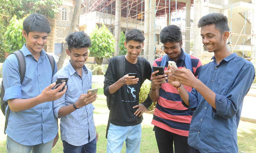 ಬೆಳಗಾವಿಯ ಆರ್‌ಎಲ್‌ಎಸ್‌ ಕಾಲೇಜಿನ ವಿದ್ಯಾರ್ಥಿಗಳು ಸೋಮವಾರ ಮೊಬೈಲ್‌ನಲ್ಲಿ ಫಲಿತಾಂಶ ವೀಕ್ಷಿಸಿದರು