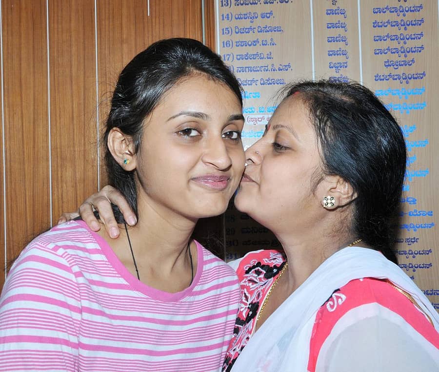 ಪ್ರಜ್ಞಾ ಸತೀಶ್ ಅವರಿಗೆ ತಾಯಿ ಚೇತನಾ ಮುತ್ತಿಟ್ಟ ಕ್ಷಣ