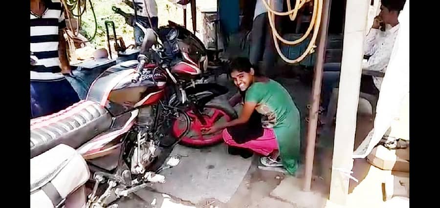 ಪಂಕ್ಚರ್ ಶಾಪ್ ಅಂಗಡಿಯಲ್ಲಿ ಕುಸುಮ