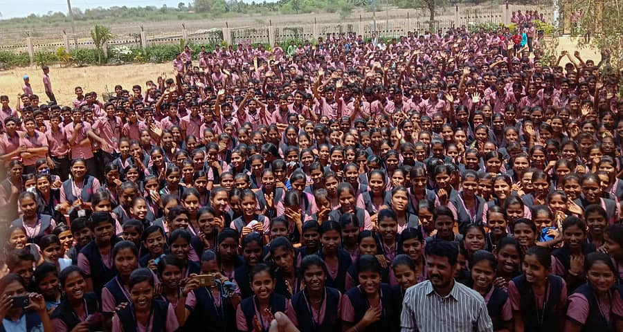 ಮೊದಲ ಐದು ರ್‌್ಯಾಂಕ್‌ಗಳನ್ನು ಹಂಚಿಕೊಂಡು ಒಂಭತ್ತು ವಿದ್ಯಾರ್ಥಿಗಳು ಹೊರಹೊಮ್ಮಿದ ಕೊಟ್ಟೂರಿನ ಇಂದು ಕಾಲೇಜಿನಲ್ಲಿ ವಿದ್ಯಾರ್ಥಿಗಳ ಸಂಭ್ರಮ