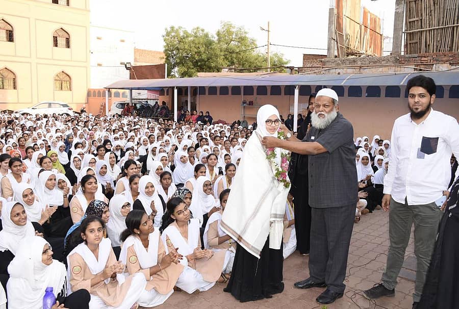 ಬೀದರ್‌ನ ಶಾಹೀನ್ ಪದವಿಪೂರ್ವ ವಿಜ್ಞಾನ ಕಾಲೇಜಿನಲ್ಲಿ ಶಾಹೀನ್ ಶಿಕ್ಷಣ ಸಂಸ್ಥೆಯ ಅಧ್ಯಕ್ಷ ಅಬ್ದುಲ್ ಖದೀರ್ ಅವರು ದ್ವಿತೀಯ ಪಿಯುಸಿ ಪರೀಕ್ಷೆಯಲ್ಲಿ ಶೇ 96.5 ಅಂಕ ಗಳಿಸಿದ ವಿದ್ಯಾರ್ಥಿನಿ ನಾಜನೀನ್ ಬೇಗಂ ಅವರನ್ನು ಸೋಮವಾರ ಸನ್ಮಾನಿಸಿದರು