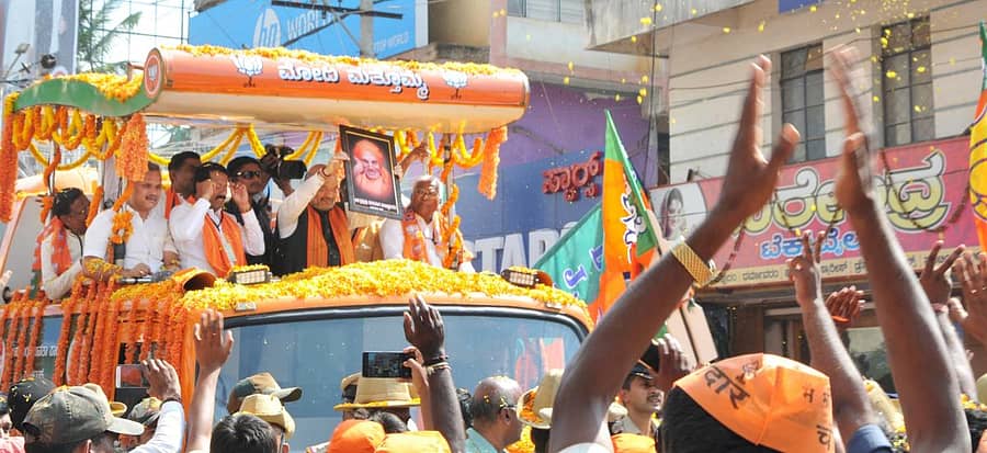 ರೋಡ್ ಶೋನಲ್ಲಿ ಅಮಿತ್ ಶಾ ಅವರು ಶಿವಕುಮಾರ ಸ್ವಾಮೀಜಿ ಅವರ ಭಾವಚಿತ್ರ ಪ್ರದರ್ಶಿಸಿದರು