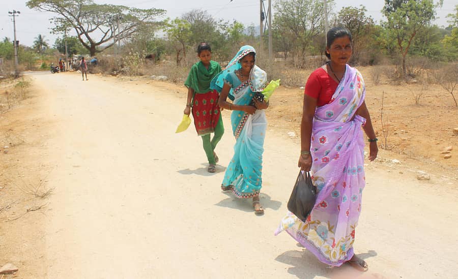 ಬಸ್ ಸೌಲಭ್ಯವಿಲ್ಲದೆ ತಾಂಡಾದ ಮಹಿಳೆಯರು ಜಲ್ಲಿ ಕಲ್ಲುಗಳ ನಡುವೆ ನಡೆಯುತ್ತಿರುವುದು