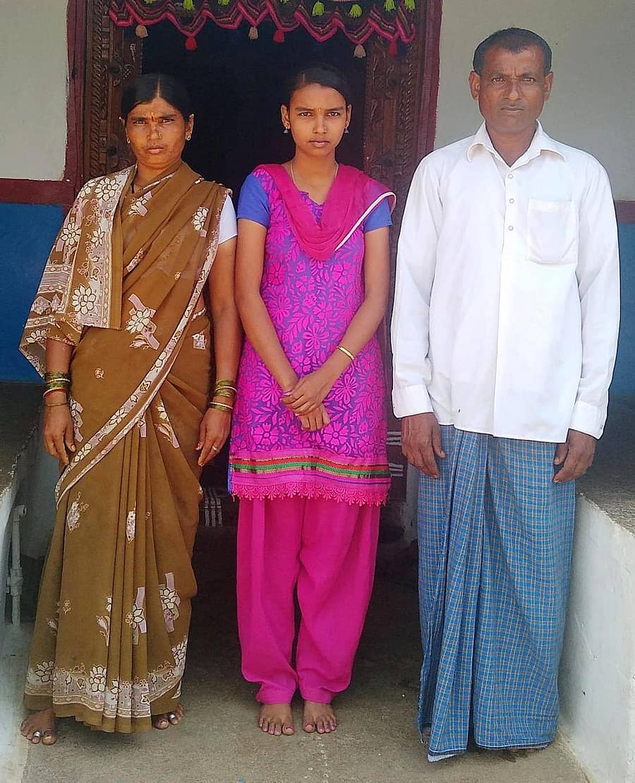 ಶಿರಹಟ್ಟಿ ಸಮೀಪದ ಸೊರಟೂರ ಗ್ರಾಮದಲ್ಲಿ ತಂದೆ–ತಾಯಿಯೊಂದಿಗೆ ಲಕ್ಷ್ಮಿ ದೇವಪ್ಪ ದೊಡ್ಡಣ್ಣವರ