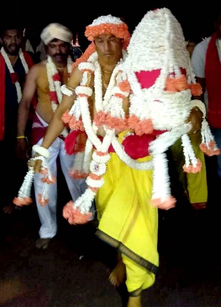 ವಿಜಯಪುರದ ರೇಣುಕಾ ಎಲ್ಲಮ್ಮ ದೇವರ ಹಸಿ ಕರಗವನ್ನು ಹೊತ್ತು ಪೂಜಾರಿ ಜೆ.ಎನ್.ಶ್ರೀನಿವಾಸ್ ನರ್ತಿಸಿದರು