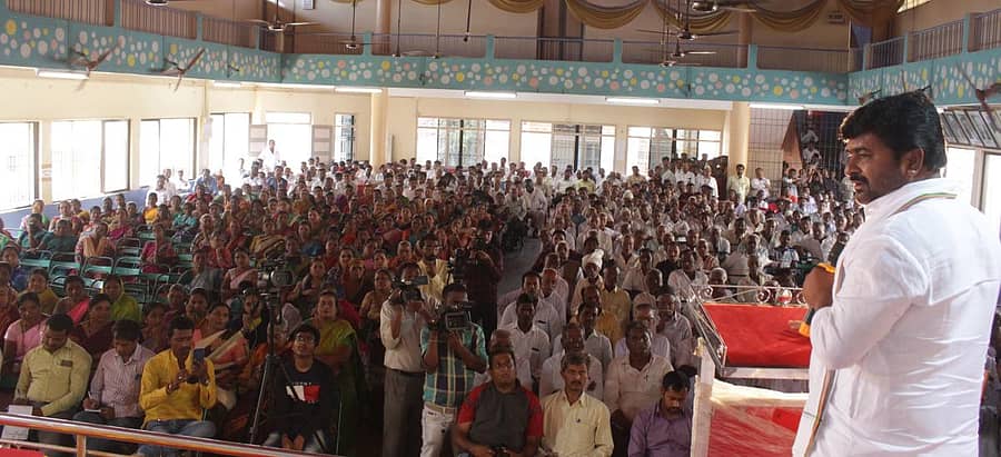 ಹುಬ್ಬಳ್ಳಿಯಲ್ಲಿ ಗುರುವಾರ ನಡೆದ ಲಿಂಗಾಯತ ಮುಖಂಡರ ಸಭೆಯಲ್ಲಿ ಕಾಂಗ್ರೆಸ್ ಅಭ್ಯರ್ಥಿ ವಿನಯ ಕುಲಕರ್ಣಿ ಮಾತನಾಡಿದರು –ಪ್ರಜಾವಾಣಿ ಚಿತ್ರ