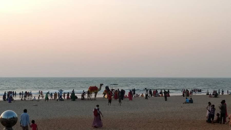 ಗೋಕರ್ಣದ ಕಡಲತೀರದಲ್ಲಿ ಕಂಡುಬಂದ ಪ್ರವಾಸಿಗರ ಸಾಲು.