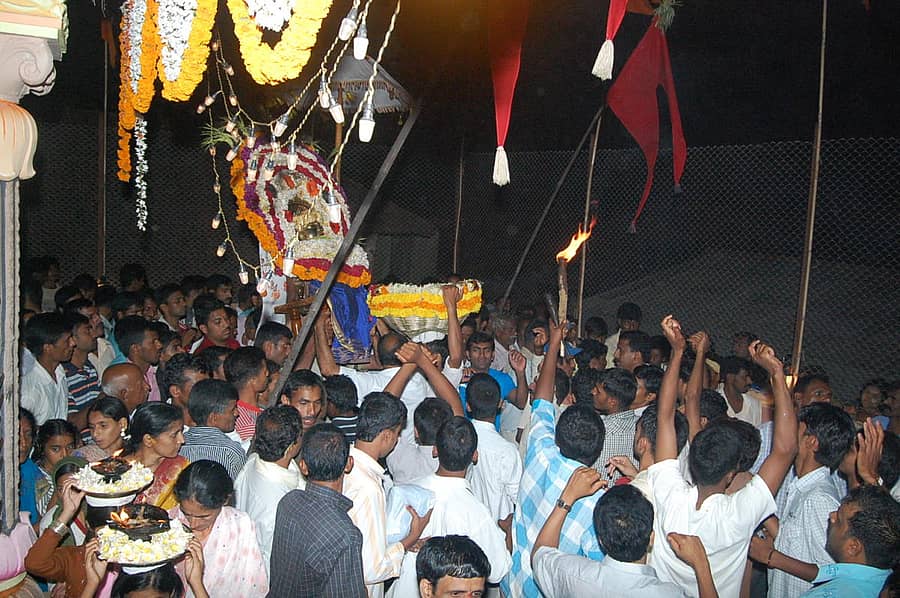 ದೊಡ್ಡಮ್ಮ ಹಾಗೂ ಚಿಕ್ಕಮ್ಮ ದೇವರ ಮೆರವಣಿಗೆ
