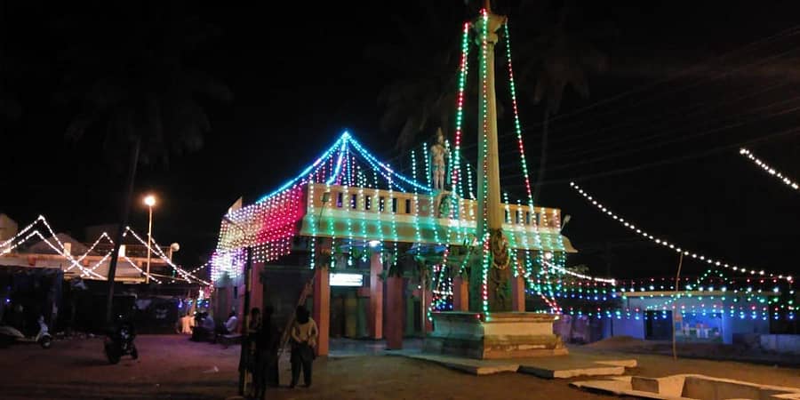 ಕೆ.ಆರ್.ಪೇಟೆ ತಾಲ್ಲೂಕಿನ ಹೊಸಹೊಳಲು ಗ್ರಾಮದಲ್ಲಿ ರಂಗದ ಹಬ್ಬದ ನಿಮಿತ್ತ ದೇವಸ್ಥಾನಕ್ಕೆ ವಿದ್ಯುತ್ ಅಲಂಕಾರ ಮಾಡಲಾಗಿತ್ತು