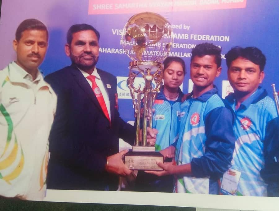 ಮಲ್ಲಕಂಬದಲ್ಲಿ ವಿಶ್ವ ಚಾಂಪಿಯನ್ ಪ್ರಶಸ್ತಿ ಪಡೆಯುತ್ತಿರುವ ವೀರಭದ್ರ ಮುಧೋಳ, ಕೋಚ್ ಮೆಹಬೂಬ್ ಬಂಡಿವಾಡ ಚಿತ್ರದಲ್ಲಿರುವರು