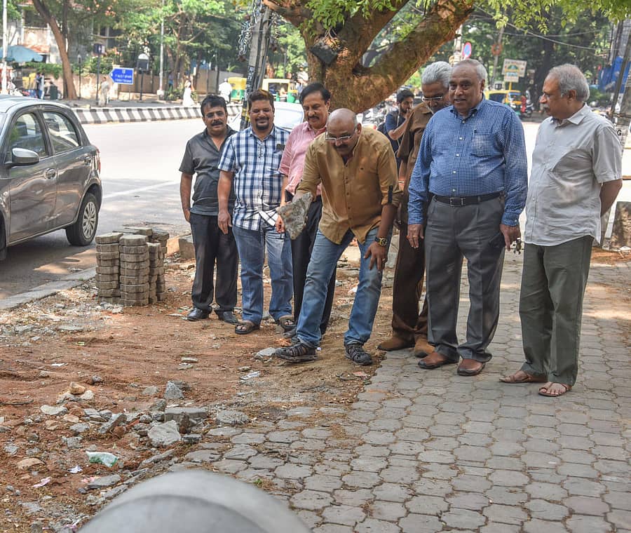 ಜಯನಗರದ ಪಾರ್ವತಮ್ಮ ರಾಜಕುಮಾರ್ ರಸ್ತೆಯಲ್ಲಿ ವೈಟ್ ಟಾಪಿಂಗ್ಗಾಗಿ ರಸ್ತೆ ಅಗೆದಿರುವುದನ್ನು ಅಲ್ಲಿಯ ನಿವಾಸಿಗಳು ಪರಿಶೀಲಿಸಿದರು–ಪ್ರಜಾವಾಣಿ ಚಿತ್ರ