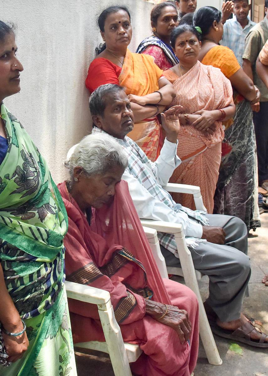 ಮೃತ ಎಂ. ರಂಗಪ್ಪ ಅವರ ಸಾವಿನ ಸುದ್ದಿ ತಿಳಿಯುತ್ತಿದ್ದಂತೆ ಮನೆ ಎದುರು ತಾಯಿ ಕಣ್ಣೀರಿಟ್ಟರು – ಪ್ರಜಾವಾಣಿ ಚಿತ್ರಗಳು