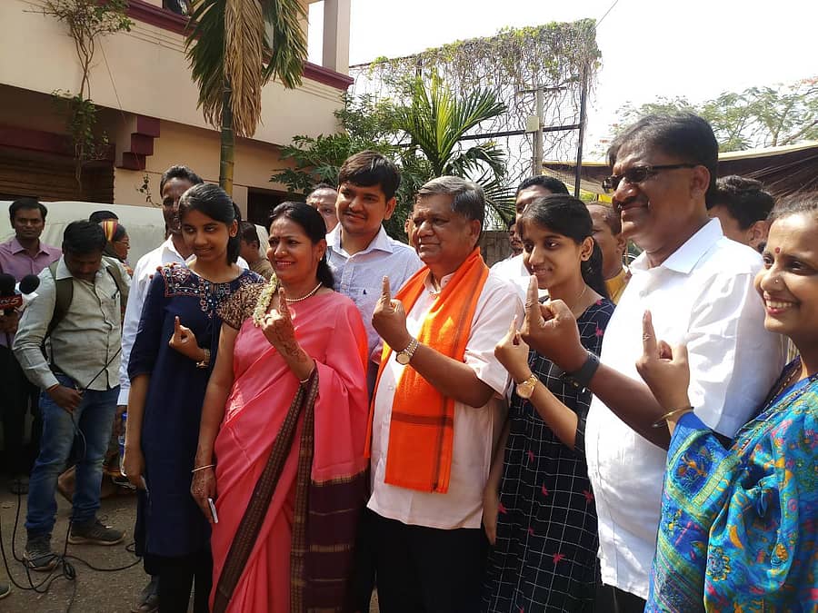ಶಾಸಕ ಜಗದೀಶ ಶೆಟ್ಟರ್ ಹುಬ್ಬಳ್ಳಿಯಲ್ಲಿ ಮತದಾನ ಮಾಡಿದರು–