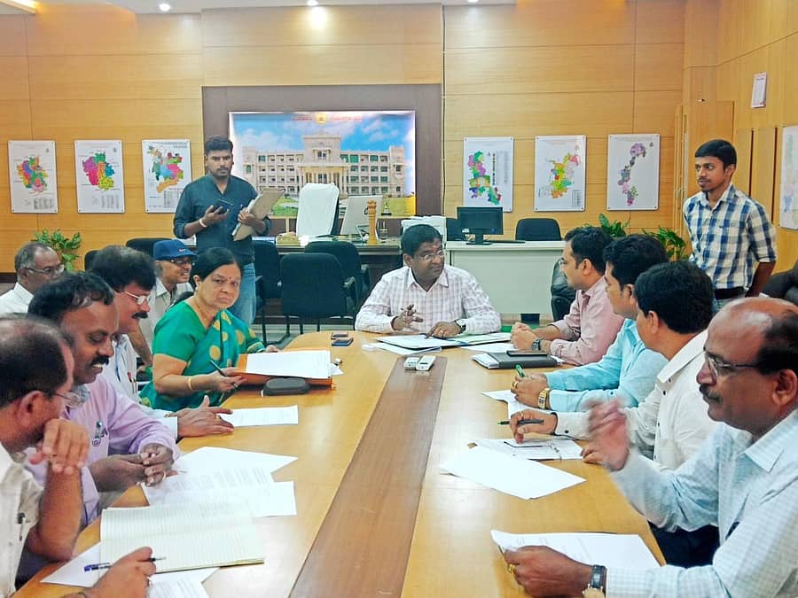 ಜಿಲ್ಲಾಧಿಕಾರಿ ಸಭಾಂಗಣದಲ್ಲಿ ಗುರುವಾರ ಜಿಲ್ಲಾಧಿಕಾರಿ ಕೆ. ರಾಜೇಂದ್ರ ನೇತೃತ್ವದಲ್ಲಿ ಸಭೆ ನಡೆಯಿತು