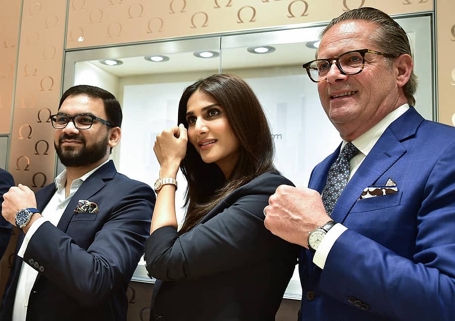 ಯು.ಬಿ. ಸಿಟಿ ಮಾಲ್ನಲ್ಲಿ ಆರಂಭವಾಗಿರುವ ಒಮೆಗಾ ಮಳಿಗೆಯ ಮಾಲೀಕ ಶಾರ್ಜೀಲ್, ಬಾಲಿವುಡ್ ನಟಿ ವಾಣಿ ಕಪೂರ್ ಕಂಪನಿಯ ಉತ್ಪನ್ನ ಮತ್ತು ಗ್ರಾಹಕ ಸೇವೆಗಳ ಉಪಾಧ್ಯಕ್ಷ ಜೀನ್ ಕ್ಲಾಡ್ ಮೊನಾಕನ್ ಅವರು ಹೊಸ ವಿನ್ಯಾಸದ ಕೈಗಡಿಯಾರಗಳನ್ನು ಪ್ರದರ್ಶಿಸಿದರು –ಪ್ರಜಾವಾಣಿ ಚಿತ್ರ