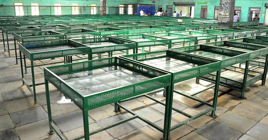 ವಿಜಯಪುರ ರೇಷ್ಮೆಗೂಡು ಮಾರುಕಟ್ಟೆಗೆ ಆವಕವಾಗಬೇಕಾಗಿದ್ದ ಗೂಡಿನ ಪ್ರಮಾಣ ಕಡಿಮೆಯಾಗಿರುವ ಪರಿಣಾಮ ಗೂಡಿಲ್ಲದೆ ಖಾಲಿಯಾಗಿರುವ ಜಾಲರಿಗಳು