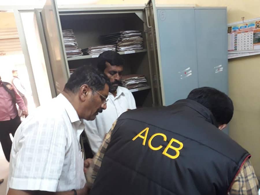 ಬಿಡಿಎ ಎಇಇ ಕೃಷ್ಣಲಾಲ್ ಕಚೇರಿ ಶೋಧಿಸುತ್ತಿರುವ ಎಸಿಬಿ ಅಧಿಕಾರಿಗಳು