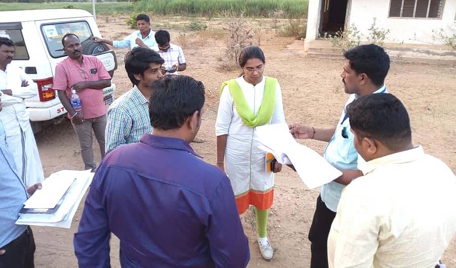 ಹೂವಿನಹಡಗಲಿ ತಾಲ್ಲೂಕಿನ ಸೋವೇನಹಳ್ಳಿ ಬಳಿ ಇಕೋ ಪಾರ್ಕ್ಗೆ ಗುರುತಿಸಿದ ಸ್ಥಳವನ್ನು ಪ್ರೊಬೇಷನರಿ ಐ.ಎ.ಎಸ್. ಅಧಿಕಾರಿ ನಂದಿನಿ ಭೇಟಿ ನೀಡಿ ಪರಿಶೀಲಿಸಿದರು