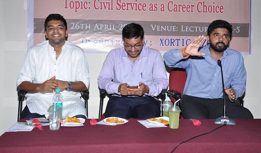 ಮಿಮ್ಸ್ನಲ್ಲಿ ಶುಕ್ರವಾರ ನಡೆದ ಯುಪಿಎಸ್ಸಿ ಪರೀಕ್ಷೆ ತಯಾರಿ ಮಾಹಿತಿ ಕಾರ್ಯಾಗಾರದಲ್ಲಿ ಡಾ.ನಾಗಾರ್ಜುನಗೌಡ ಮಾತನಾಡಿದರು