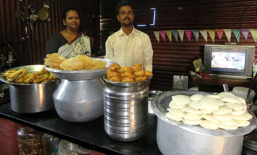 ಹನಕನಹಳ್ಳಿಯಲ್ಲಿ ಸಿಂಗಟಾಲೂರು ವೀರಭದ್ರೇಶ್ವರ ಹೋಟೆಲ್ನಲ್ಲಿ ಯು.ಕೆ. ಗುರುಬಸವರಾಜ, ಸುಧಾ ದಂಪತಿ ಉಪಾಹಾರ ಸಿದ್ಧಪಡಿಸುತ್ತಿರುವುದು