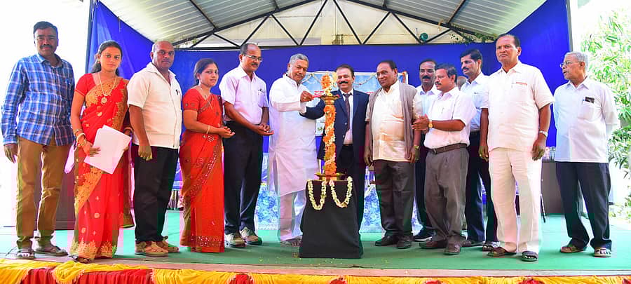 ದಾವಣಗೆರೆಯ ಸರ್ಕಾರಿ ಪ್ರಥಮ ದರ್ಜೆ ಮಹಿಳಾ ಕಾಲೇಜಿನಲ್ಲಿ ಶನಿವಾರ ಹಮ್ಮಿಕೊಂಡಿದ್ದ 2018–19ನೇ ಸಾಲಿನ ಪಠ್ಯಪೂರಕ ಚಟುವಟಿಕೆಗಳ ಸಮಾರೋಪ ಸಮಾರಂಭವನ್ನು ಶಾಸಕ ಎಸ್‌.ಎ. ರವೀಂದ್ರನಾಥ ಉದ್ಘಾಟಿಸಿದರು.