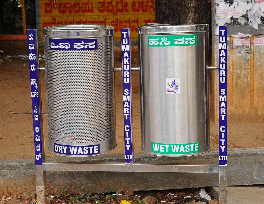 ತುಮಕೂರು ಸ್ಮಾರ್ಟ್ ಸಿಟಿ ಲಿಮಿಟೆಡ್ ಅಳವಡಿಸಿರುವ ಜೋಡಿ ಕಸದ ಬುಟ್ಟಿಗಳು