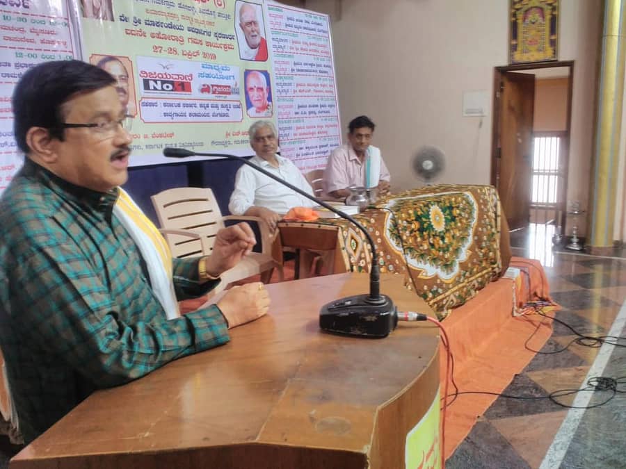 ತಾಲ್ಲೂಕಿನ ಹೊಸಹಳ್ಳಿಯಲ್ಲಿ ಭಾನುವಾರ ಮಾರ್ಕಂಡೇಯ ಅವಧಾನಿ ಸ್ಮರಣಾರ್ಥ ಆಯೋಜಿಸಿದ್ದ ಅಹೋರಾತ್ರಿ ಗಮಕ ಕಾರ್ಯಕ್ರಮದಲ್ಲಿ ವಿಮರ್ಶಕ ಡಾ.ಕಬ್ಬಿನಾಲೆ ವಸಂತ್ ಭಾರದ್ವಾಜ್ ಮಾತನಾಡಿದರು. 