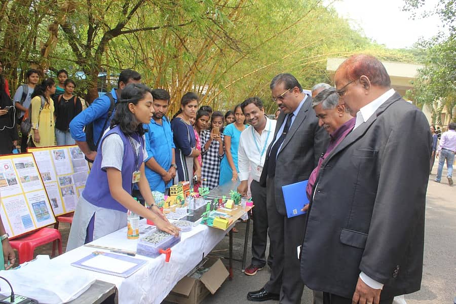 ರಾಷ್ಟ್ರೀಯ ಪರಿಸರ ಆವಿಷ್ಕಾರ ಮೇಳದಲ್ಲಿ ವಿದ್ಯಾರ್ಥಿಗಳು ಏರ್ಪಡಿಸಿದ್ದ ವಸ್ತುಪ್ರದರ್ಶನ ಮತ್ತು ಮಾದರಿಗಳ ಕುರಿತು ಪ್ರೊ.ಎಸ್.ಆರ್.ನಿರಂಜನ್ ಮಾಹಿತಿ ಪಡೆದರು. ಪ್ರೊ.ಕೆ.ಎನ್.ಗಂಗಾನಾಯ್ಕ್, ಪ್ರೊ.ಕೆ.ಎಸ್.ಲೋಕೇಶ್ ಇದ್ದಾರೆ