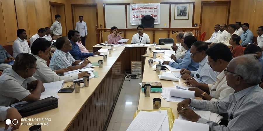 ರಾಯಚೂರಿನಲ್ಲಿ ಜಿಲ್ಲಾಧಿಕಾರಿ ಬಿ.ಶರತ್ ಅಧ್ಯಕ್ಷತೆಯಲ್ಲಿ ಕೆರೆಗಳ ಹೂಳೆತ್ತುವ ಕುರಿತ ಸಭೆ ಸೋಮವಾರ ನಡೆಯಿತು